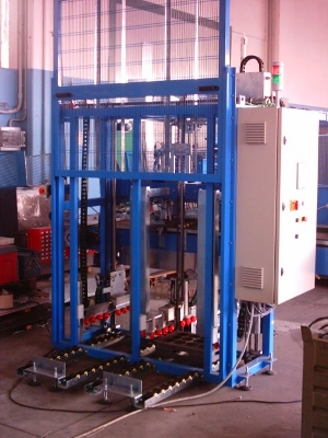 Automatisches Lager fr die Tablare mit den Krper des Anschlusses im automatische Montagemaschine