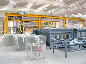 Brueckenkranebaugruppe mit Industriemanipulator zum Heben und Handhaben von Lasten