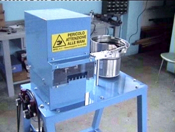 Macchina automatica per inserimento tasselli in plastica su guide per cassetti in lamiera