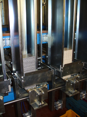 Loaders for containing ceramic tiles to be applied to samples