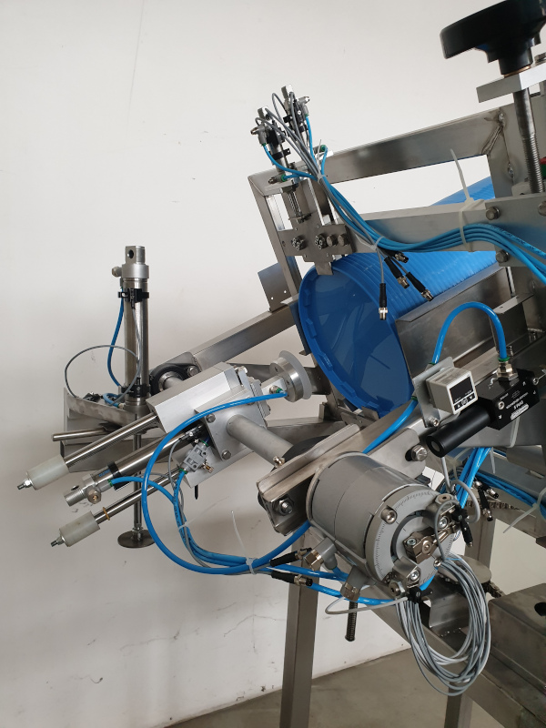 Applicateur de couvercle en plastique avec ventouse