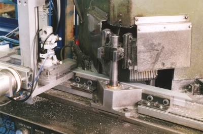 Avanzamento barra in alluminio in macchina utensile per il taglio di cornici per bocchette di ventilazione