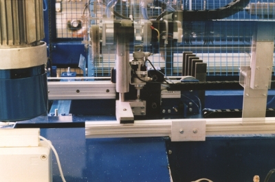 Pinza per avanzamento automatico del profilato nella troncatrice per il taglio