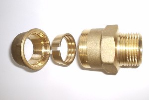 Raccordo idraulico in 3 pezzi assemblato automaticamente